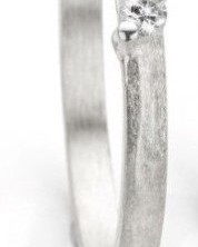 18 krt witgouden Ines Bouwen ring model 53_1, ca 2,1 mm breed en verfraaid met een 0.043 ct briljant geslepen diamant - 213251