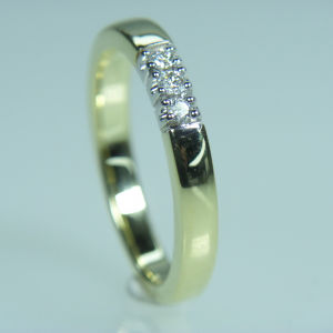 14 krt bicolor gouden R&C alliance ring model 1003, met witgouden zettingen waarin 3 x 0,03 ct briljant geslepen diamanten, totaal 0.09 crt P/W - 35527