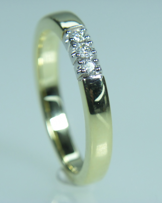 14 krt bicolor gouden R&C alliance ring model 1003, met witgouden zettingen waarin 3 x 0,03 ct briljant geslepen diamanten, totaal 0.09 crt P/W - 35527