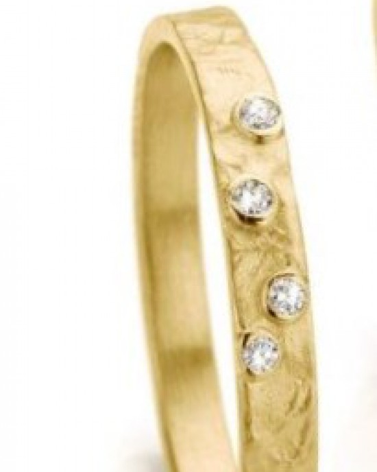 14 karaats geelgouden Ines Bouwen voorbeeldring model 60_4 ca 2,5 mm breed en verfraaid met met 4 briljant geslepen diamanten in gladde zetkastjes, totaal gewicht diamant is 0,03 crt - 213162