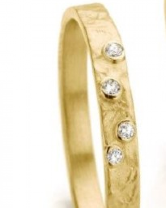 14 karaats geelgoudkleurige Ines Bouwen voorbeeldring model 60_4 ca 2,5 mm breed en verfraaid met met 4 briljant geslepen diamanten in gladde zetkastjes, totaal gewicht diamant is 0,03 crt - 213162