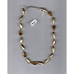 14 krt geelgouden collier Kaurie, een handgemaakt collier bestaande uit 19 schakels mat aan de buitenzijde en gepolijst aan de binnenzijde, draaglengte 42cm, tevens is ook de sluiting als een schakel verwerkt, Atelier Luz is de maker, verder is het collie