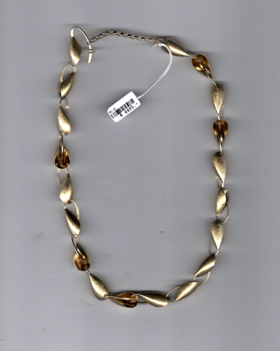 14 krt geelgouden collier Kaurie, een handgemaakt collier bestaande uit 19 schakels mat aan de buitenzijde en gepolijst aan de binnenzijde, draaglengte 42cm, tevens is ook de sluiting als een schakel verwerkt, Atelier Luz is de maker, verder is het collie