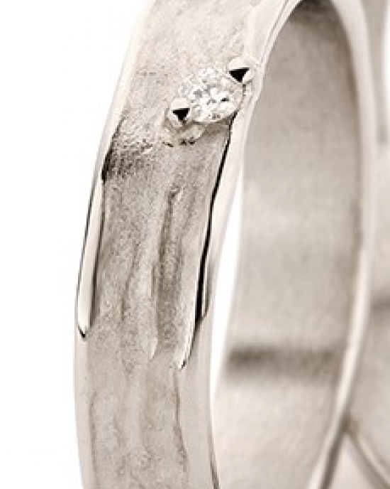 14 krt witgoudkleurige Ines Bouwen voorbeeldring model 22_1 waarin 1 x 0.04 ct briljant geslepen diamant is gezet - 213247