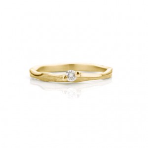 18 krt geelgouden Ines Bouwen ring handgesmeed, model 072, ca van 1,5 tot 2,5 mm breed en verfraaid met één briljant geslepen diamant 0,08 ct F/VS1 - 213268