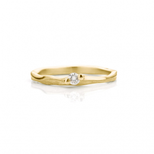 14 krt geelgouden Ines Bouwen voorbeeldring handgesmeed, model 072, ca van 1,5 tot 2,5 mm breed en verfraaid met één briljant geslepen diamant 0,08 ct F/VS1 - 213268