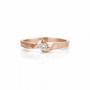 18 krt roségouden Ines Bouwen ring handgesmeed, model 068, ca 2,5 tot 4,50 mm breed en verfraaid met één briljant geslepen diamant 0,10 crt F/VS1 - 213269