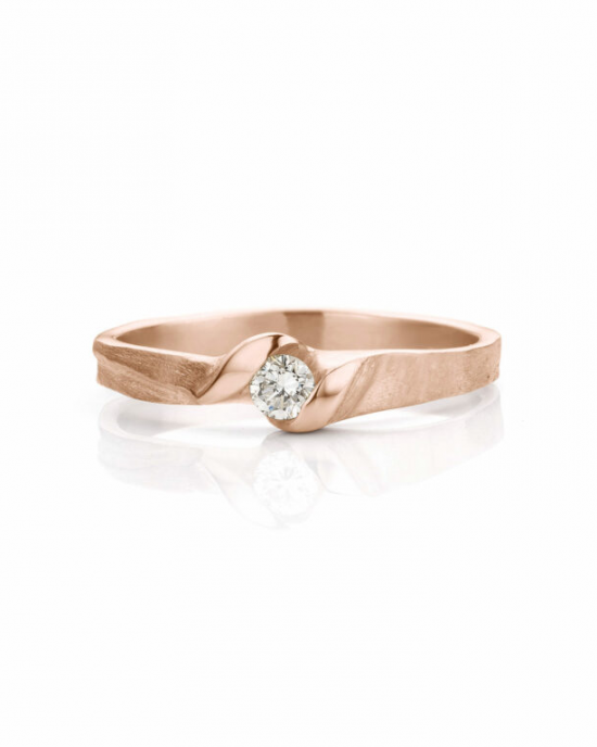 14 krt champagnegoudkleurige Ines Bouwen voorbeeldring handgesmeed, model 068, ca 2,5 tot 4,50 mm breed en verfraaid met één briljant geslepen diamant 0,10 crt F/VS1 - 213269