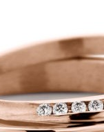 14 krt roségoudkleurige Ines Bouwen voorbeeldring handgesmeed, model 40_12  ca 1,9 mm breed en verfraaid met 12 briljant geslepen diamanten totaal 0,08 ct F/VS1 - 213285