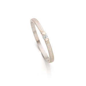 14 krt witgoudkleurige Ines Bouwen voorbeeldring model 060 handgesmeed, ca 1,7 mm breed en verfraaid met een briljant geslepen diamant van 0,045ct F-VVSI, op plaats van diamant ca 2,2 mm breed - 213262