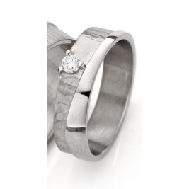 14 krt witgoudkleurige Ines Bouwen voorbeeldring model 2_1 waarin 1 x 0.10 ct briljant geslepen diamant is gezet, ringbreedte ca 5,5 mm - 213250