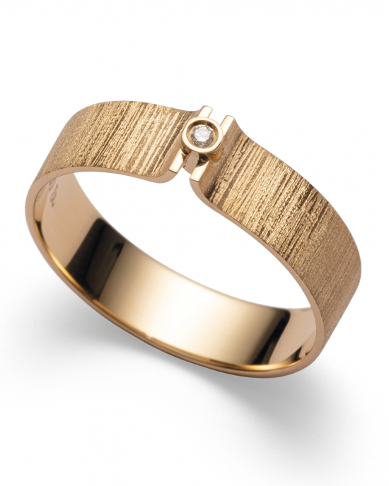 18 karaats geelgouden ring, gesatineerd en met een 0,02 crt briljant bezet ingladde zetkast - 215323