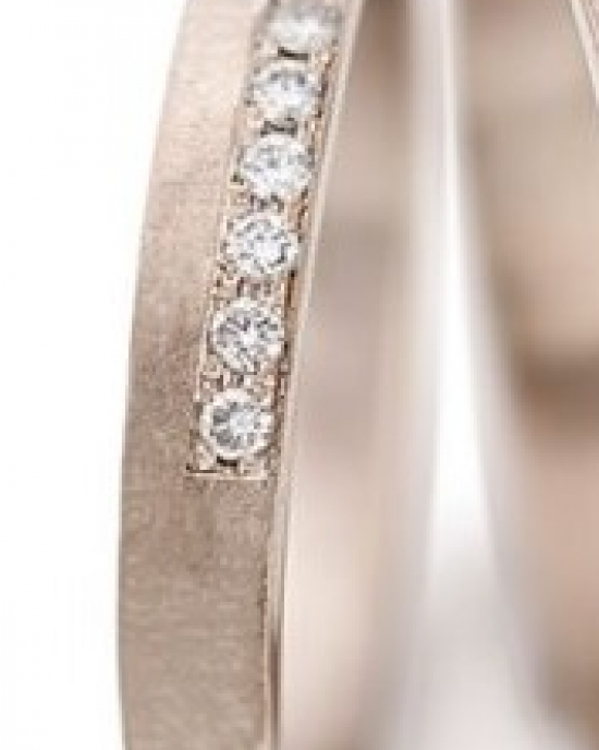18 karaats champagnekleurig gouden Ines Bouwen trouwring model 1_6, verfraaid met 6 x 0,01 crt briljant geslepen diamant VVS/F, breedte ca 3,4 mm - 212271
