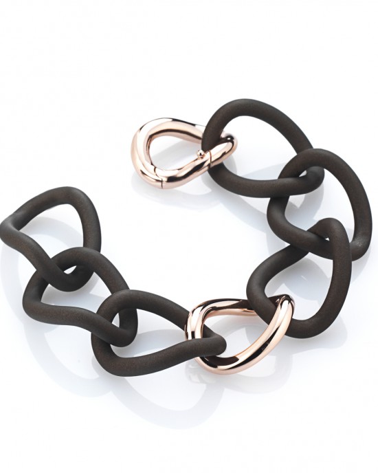 Marcello Pane fantasie armband bestaande uit een combinatie van zilveren schakels rosé verguld en bruin gevulkaniseerde rubberen schakels; ca 20 cm - 212472