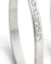 Ines Bouwen 14 karaats handgemaakte witgoudkleurige voorbeeldring Model 54-11 ca 1,7 mm breed en verfraaid met 11 briljanten, totaal 0.05 ct - 213177