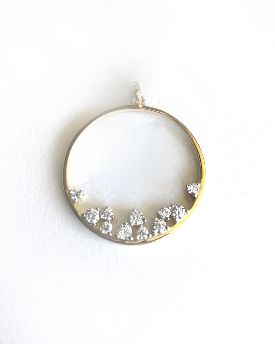 Een 14 krt geelgouden fantasie hanger " cirkelvormig " en verfraaid met 11 briljant geslepen diamanten, totaal 0,56 crt W/Si - 213512