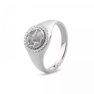 zilveren " See You Memorial " fantasie ring ronde schijf met een krans van zirconia, voorzijde geschikt voor gravure en achterzijde voorzien van een askamer - 214324