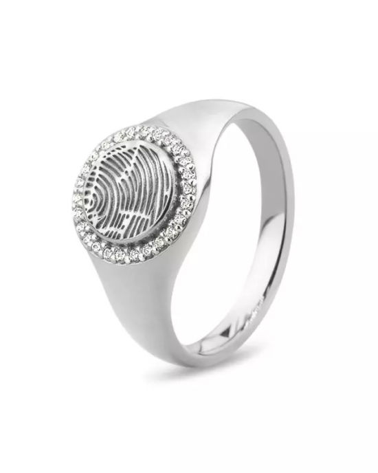 zilveren " See You Memorial " fantasie ring ronde schijf met een krans van zirconia, voorzijde geschikt voor gravure en achterzijde voorzien van een askamer - 214324