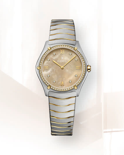 Ebel Sport Classic Lady Grande 33 mm , band is staal en PVD geel en de kast is staal met 18 krt geelgouden lunette en schroeven, wijzerplaat is beige parelmoer, lunette en wijzerplaat zijn verfraaid met 67 diamanten. totaal 0,436 ct G-Vs, band is voorzien