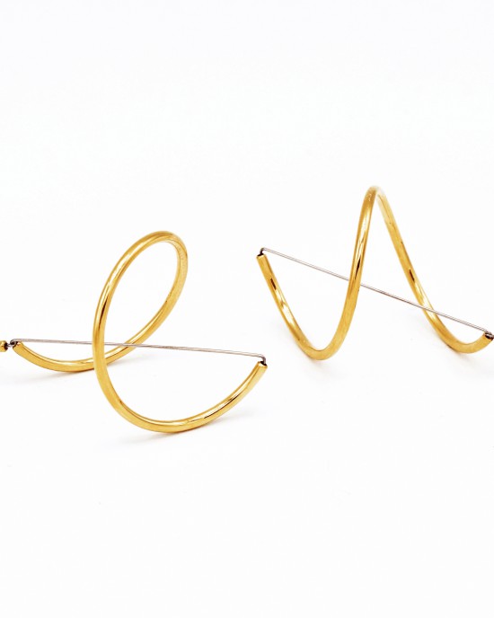 Yoko handgemaakt oorsieraden; Esse zilver geelvergulde ronde spiraalvormen met edelstalen verbindingen - 215573