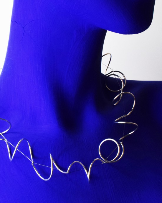 Yoko handgemaakt collier; Esse zilveren ronde spiraalvormen met edelstalen verbindingen - 215570
