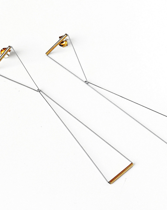 Yoko Takirai handgemaakt oorsieraden, model Klee Gold, zilver geelvergulde driehoeksvormen met edelstalen verbindingen - 215575