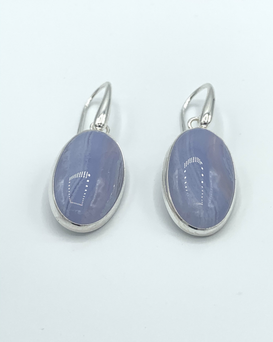 Zilveren oorhangers met ovaal cabouchon geslepen lapis 13 x 18 mm in gladde zetting - 11111292