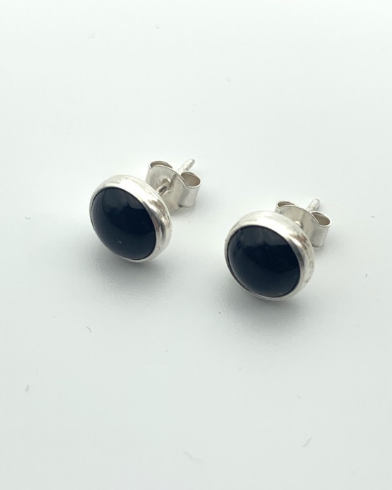 Zilveren oorstekers met ronde 6 mm cabouchon geslepen onyx in gladde zetting - 11111306
