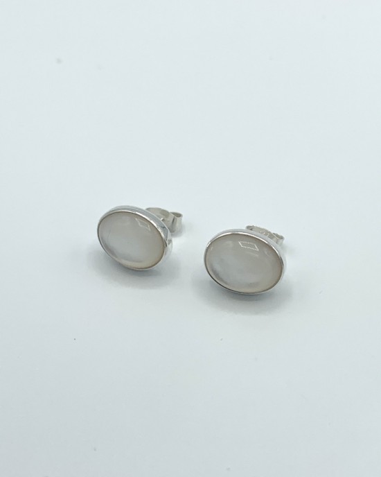 Zilveren oorstekers met ronde 6 mm cabouchon geslepen maansteen in gladde zetting - 11111311