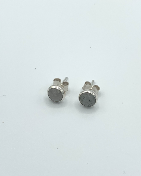 Zilveren oorstekers met ronde 8 mm cabouchon geslepen labradoriet in gladde zetting - 11111313