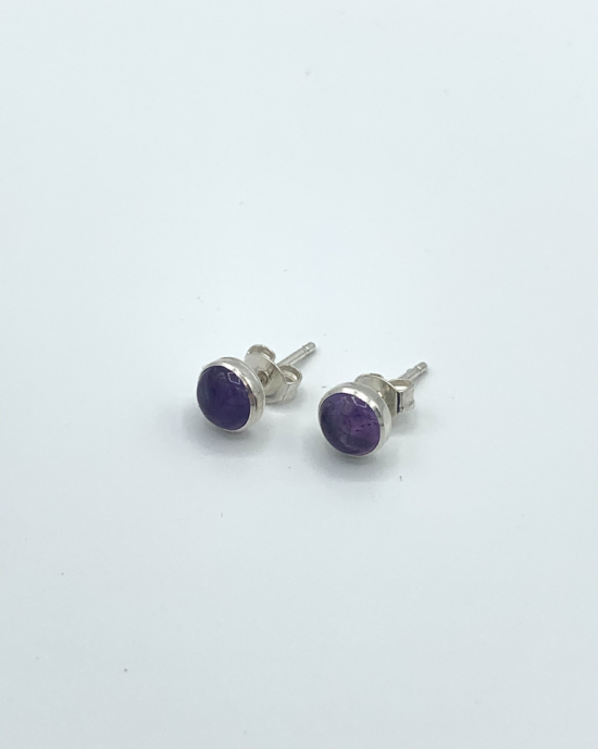 Zilveren oorstekers met ronde 8 mm cabouchon geslepen blauw agaat in gladde zetting - 11111315