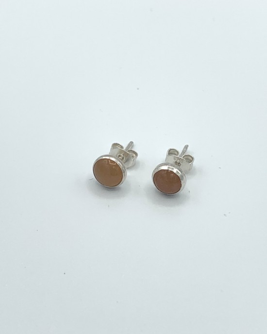 Zilveren oorstekers met ronde 8 mm cabouchon geslepen carneool  gladde zetting - 11111324
