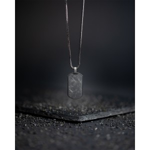 Gemini Bellum hanger black ; zwart gecoat edelstaal vossenstaart collier met carbon hanger aan de achterzijde te graveren en te dragen op 55 en 65 cm. - 11112103