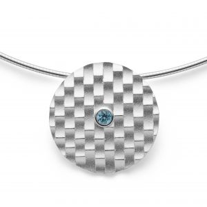 Bastian zilver gerhodineerde hanger 26 mm cirkel gematteerd en voorzien van dambord struktuur en in het midden een blauwe topaas (0.22 crt) in gladde zetting.Refnr.40261 - 11112123