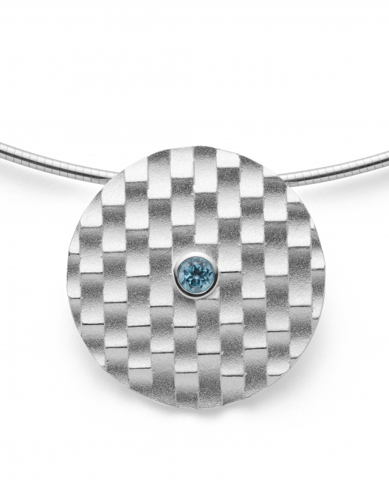 Bastian zilver gerhodineerde hanger 26 mm cirkel gematteerd en voorzien van dambord struktuur en in het midden een blauwe topaas (0.22 crt) in gladde zetting.Refnr.40261 - 11112123