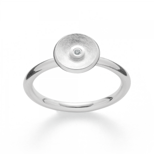 Bastian Zilver gerhodineerde ring ,et een gesatineerde cirkel waar een briljant in gezet is (0,02 crt.) Refnr. 41661 - 11112124