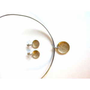 eNGi fantasie hanger gesatineerde holle geelgouden schijf van ca. 20 mm met hangeroog van witgouden gladde zetkasten in 14 karaats wit- en geelgoud met 5 briljant geslepen diamanten met een gezamenlijk gewicht van 0.08 crt. - 11112240