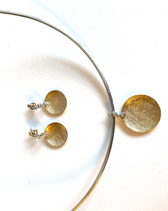 eNGi fantasie hanger gesatineerde holle geelgouden schijf van ca. 20 mm met hangeroog van witgouden gladde zetkasten in 14 karaats wit- en geelgoud met 5 briljant geslepen diamanten met een gezamenlijk gewicht van 0.08 crt. - 11112240