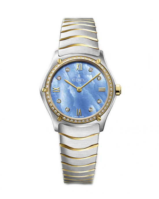 Ebel Sport Classic Lady 29 mm , kast is een combinatie van staal + 18 krt geelgoud en de kast is een combinatie van staal en PVD, wijzerplaat helder blauw parelmoer incl 8 x diamant als uurmarkering totaal 0,052 ct G-Si, en verfraaid met een lunette bezet