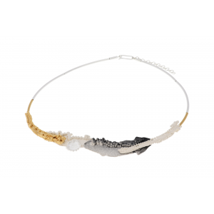 een zilver, deels geelverguld colier ontworpen door Elisabeth kropki, matte orgaische elementen met bolletjes in wit, gepolijst, geoxydeerd en verguld zilver. Draag lengte 42-47 cm draaglengte is 45-50 cm - 11112362