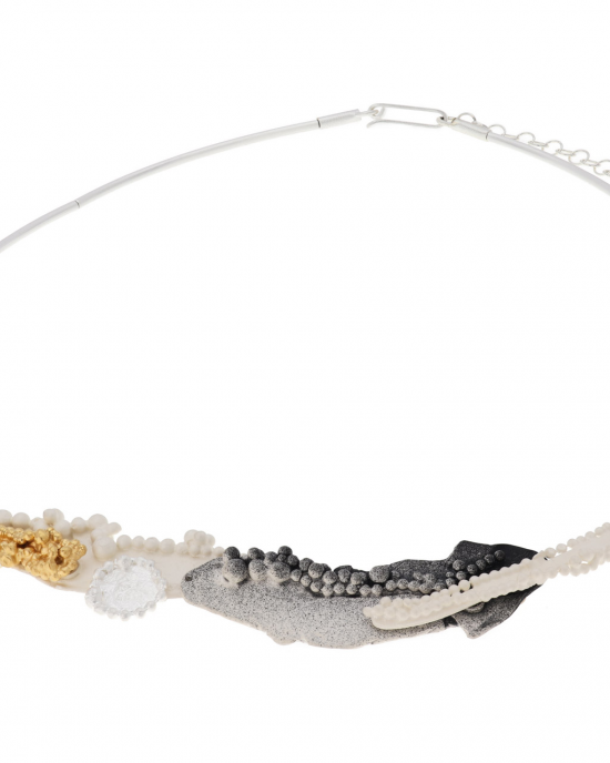 een zilver, deels geelverguld colier ontworpen door Elisabeth kropki, matte orgaische elementen met bolletjes in wit, gepolijst, geoxydeerd en verguld zilver. Draag lengte 42-47 cm draaglengte is 45-50 cm - 11112362