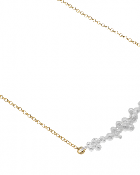 een zilver organische applique bestaande uit bolletjes aan een geelverguld jasseroncolier op 42-47 cm draaglengte . - 11112364