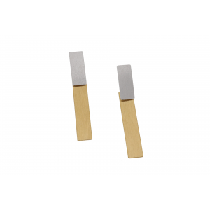 een paar zilver  deels vergulde hangende oorsieraden bestaande uit 2 vlake rechthoeken mat en bewerkt - 11112372