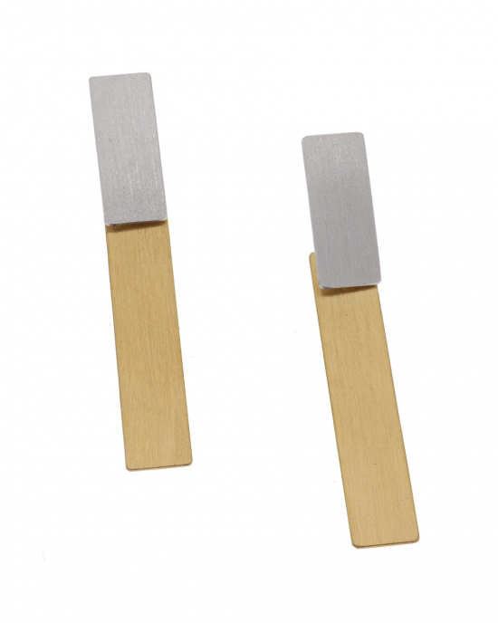 een paar zilver  deels vergulde hangende oorsieraden bestaande uit 2 vlake rechthoeken mat en bewerkt - 11112372