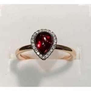 14 krt roségouden fantasie kleursteen ring, bolle scheen, verfraaid met een peervormig cabochon geslepen rode granaat ( 1,58 ct ) welke is verfraaid met een krans van 22 briljant geslepen diamanten met totaal gewicht 0,08 ct H/si - 11112548