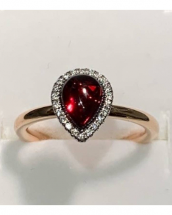 14 krt roségouden fantasie kleursteen ring, bolle scheen, verfraaid met een peervormig cabochon geslepen rode granaat ( 1,58 ct ) welke is verfraaid met een krans van 22 briljant geslepen diamanten met totaal gewicht 0,08 ct H/si - 11112548