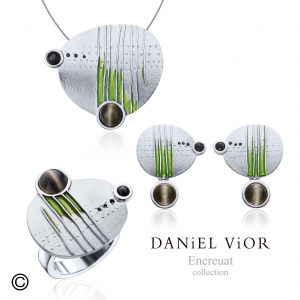 Daniel Vior hanger aan staaldraad collier, , Model Encreuat met groene emaille, grijze maansteen en onyx - 11113084