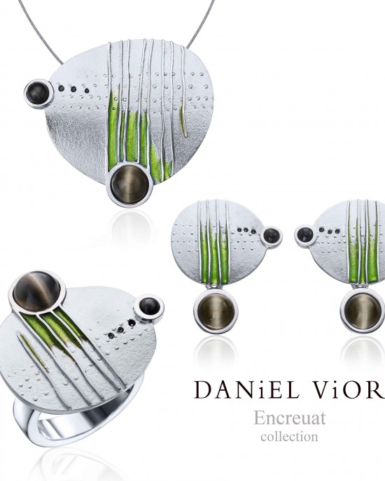 Daniel Vior hanger aan staaldraad collier, ; Model Encreuat met groene emaille, grijze maansteen en onyx - 11113084