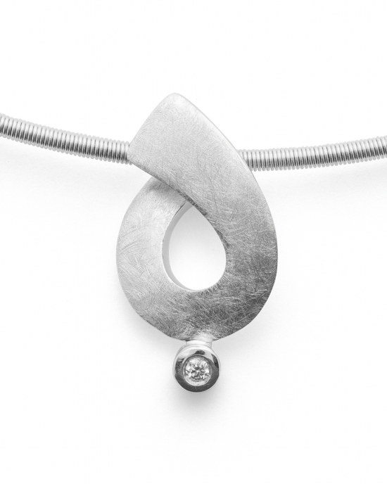 Bastian Zilveren gerhodineerde hanger, gesatineerd krul met eronder een 0.02 crt brilajnt geslepen diamant in een gladde zetting. - 11113115