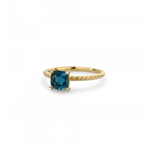18 krt geelgouden Romance by R&C ring, model Embrace, getorste scheen verfraaid met een 4-poots chaton waarin een London Blue topaas 6 x 6 mm kussenvormig geslepen is gezet. In de 4 zetpoten zijn verfraaid met briljant geslepen diamantenin totaal 0,03